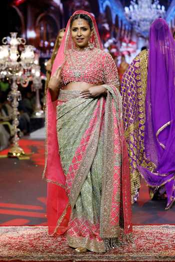 Buy_Itrh_Pink Georgette, Organza, Silk Sweetheart Neck Gulnaar Ombre Saree Set _Online_at_Aza_Fashions