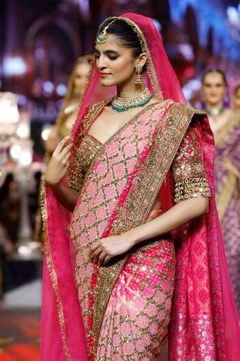 Itrh_Pink Georgette, Organza Sweetheart Neck Gulrukh Ombre Saree Set _Online_at_Aza_Fashions