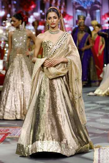 Itrh_Gold Organza, Tissue Sweetheart Neck Zarika Lehenga Set _Online_at_Aza_Fashions