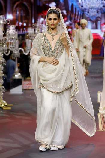 Itrh_Ivory Organza V-neck, Yes Noorika Saree With Embroidered Kurta _Online_at_Aza_Fashions