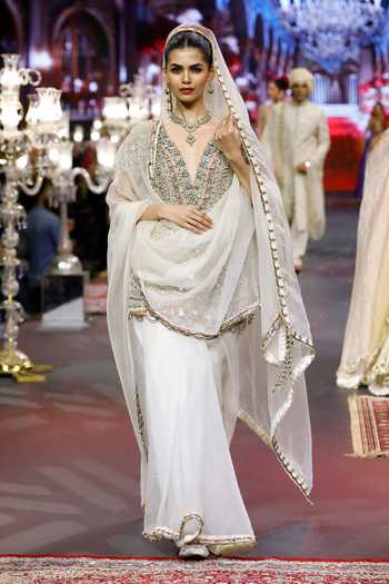 Buy_Itrh_Ivory Organza V-neck, Yes Noorika Saree With Embroidered Kurta _Online_at_Aza_Fashions