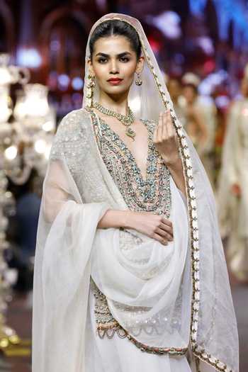 Buy_Itrh_Ivory Organza V-neck, Yes Noorika Saree With Embroidered Kurta 