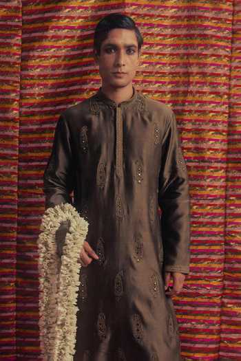 Buy_Label Earthen_Green Chanderi Silk Saaj Shringar Paisley Embroidered Kurta Set _Online_at_Aza_Fashions