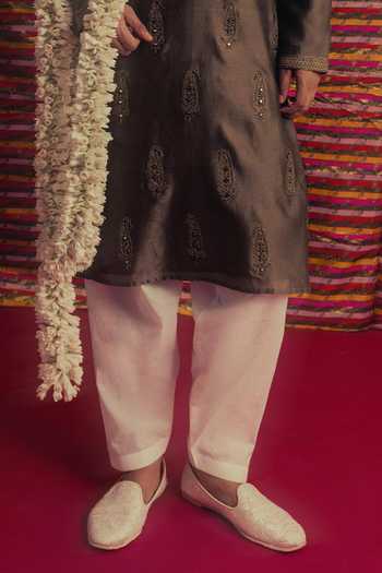Buy_Label Earthen_Green Chanderi Silk Saaj Shringar Paisley Embroidered Kurta Set 