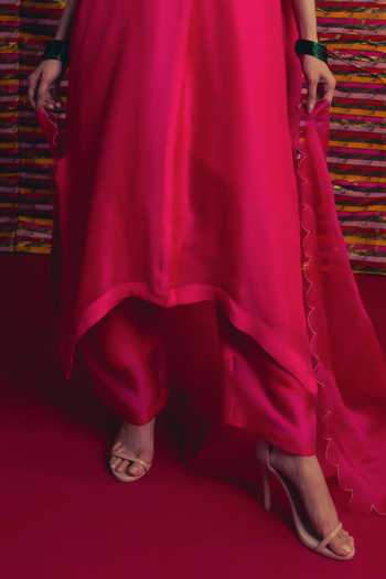Label Earthen_Pink Organza Round Neck, Yes Gulposh Embroidered Kurta And Pant Set _Online_at_Aza_Fashions