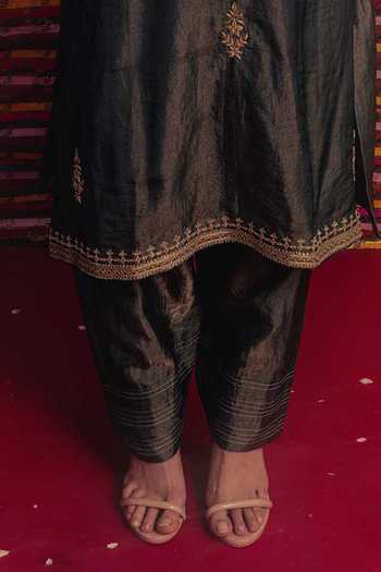 Label Earthen_Green Organza, Tissue V-neck, Yes Sona Shringar Neckline Embroidered Kurta Set _Online_at_Aza_Fashions