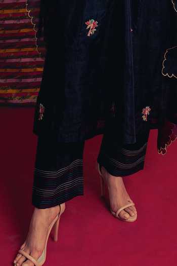 Label Earthen_Black Silk, Organza V-neck, Yes Raina Embroidered Kurta Set _Online_at_Aza_Fashions