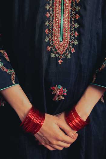 Label Earthen_Black Silk, Organza V-neck, Yes Raina Embroidered Kurta Set _at_Aza_Fashions