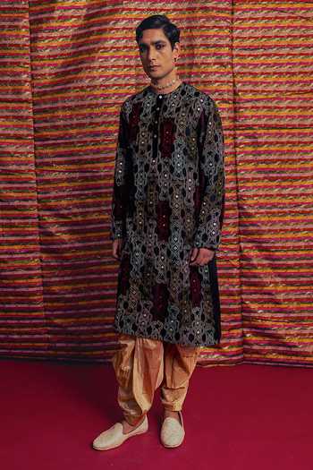 Label Earthen Mehfil Raat Geometric Embroidered Kurta Set 