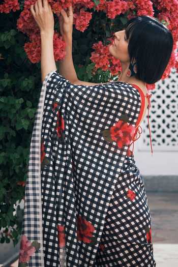 Buy_Dressfolk_Pink Handloom Cotton Checkered Pre-draped Saree With Unstitched Blouse Piece _Online_at_Aza_Fashions