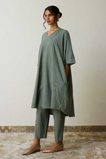 Rhua_Green Handloom Cotton V-neck, Yes Iti Kurta And Pant Set _at_Aza_Fashions
