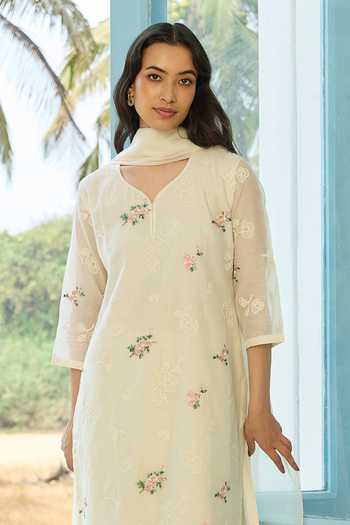 Vaayu_Ivory Cotton, Muslin V-neck Thread Embroidered Kurta Set _Online_at_Aza_Fashions