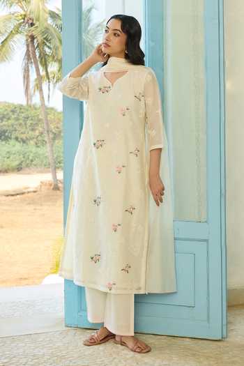 Vaayu_Ivory Cotton, Muslin V-neck Thread Embroidered Kurta Set _at_Aza_Fashions