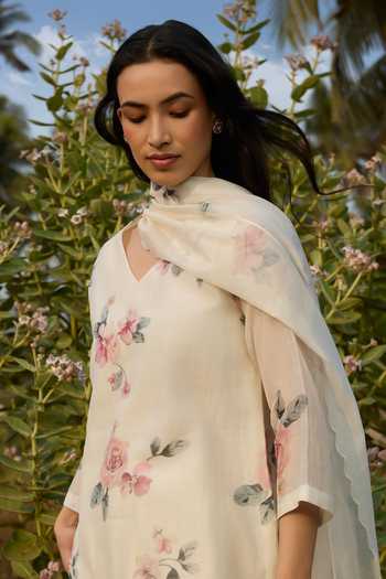 Buy_Vaayu_Ivory Cotton, Muslin V-neck, Yes Floral Print Kurta Set _Online_at_Aza_Fashions