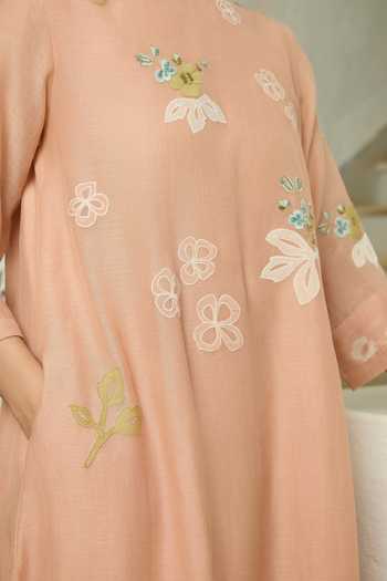 Vaayu_Pink Cotton, Muslin Round Neck Blossom Applique Work Kurta And Pant Set _at_Aza_Fashions