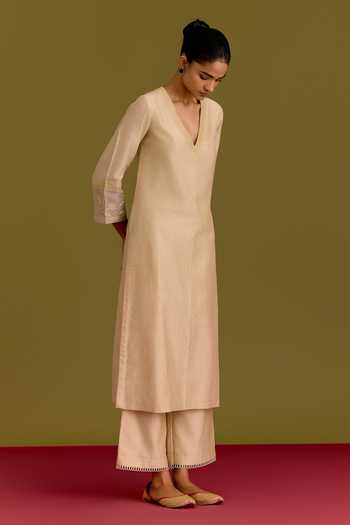 Devnaagri Beige Silk, Chanderi, Organza V-neck Kurta Set With Floral Pattern Dupatta Online at Aza Fashions Devnaagri_Beige Silk, Chanderi, Organza V-neck Kurta Set With Floral Pattern Dupatta _Online_at_Aza_Fashions