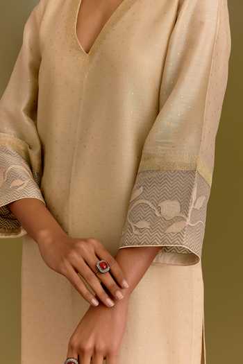 Devnaagri Beige Silk, Chanderi, Organza V-neck Kurta Set With Floral Pattern Dupatta at Aza Fashions Devnaagri_Beige Silk, Chanderi, Organza V-neck Kurta Set With Floral Pattern Dupatta _at_Aza_Fashions