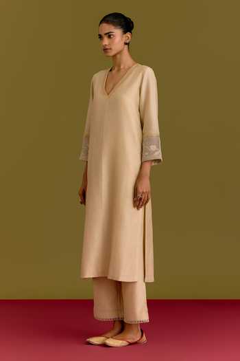Buy Devnaagri Beige Silk, Chanderi, Organza V-neck Kurta Set With Floral Pattern Dupatta Buy_Devnaagri_Beige Silk, Chanderi, Organza V-neck Kurta Set With Floral Pattern Dupatta