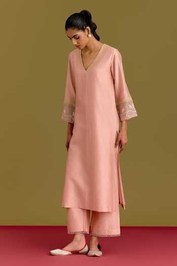 Buy Devnaagri Pink , Chanderi, , Kurta Set With Floral Pattern Dupatta Buy_Devnaagri_Pink , Chanderi, , Kurta Set With Floral Pattern Dupatta