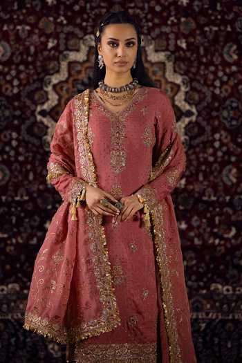 Buy Lashkaraa Coral Organza, Viscose V-neck, Yes Zari Embroidered Kurta Set Online at Aza Fashions Buy_Lashkaraa_Coral Organza, Viscose V-neck, Yes Zari Embroidered Kurta Set _Online_at_Aza_Fashions