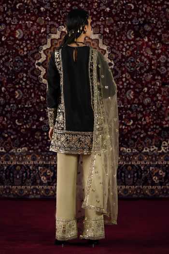 Lashkaraa Embroidered Straight Kurta Set 