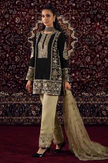 Lashkaraa Embroidered Straight Kurta Set 