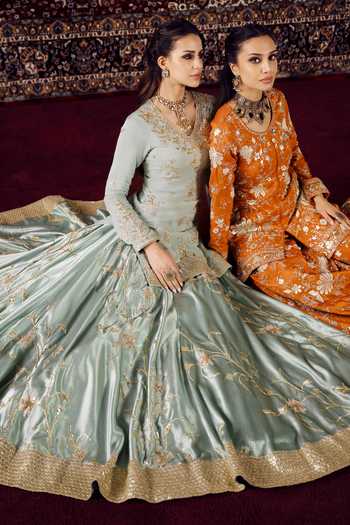 Shop Lashkaraa Green Organza, Net V-neck, Yes Embroidered Kurta Lehenga Set Shop_Lashkaraa_Green Organza, Net V-neck, Yes Embroidered Kurta Lehenga Set