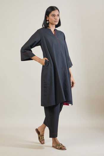 Tuli Black Cotton, Kota Doria Split V-neck Daur Kurta Set With Contrast Dupatta Online at Aza Fashions Tuli_Black Cotton, Kota Doria Split V-neck Daur Kurta Set With Contrast Dupatta _Online_at_Aza_Fashions