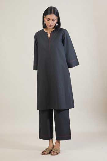 Shop Tuli Black Cotton, Kota Doria Split V-neck Daur Kurta Set With Contrast Dupatta Online at Aza Fashions Shop_Tuli_Black Cotton, Kota Doria Split V-neck Daur Kurta Set With Contrast Dupatta _Online_at_Aza_Fashions