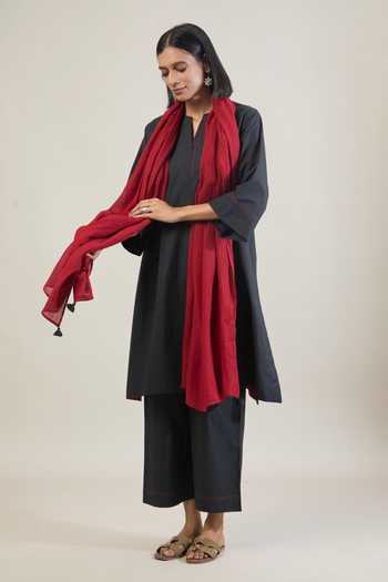 Shop Tuli Black Cotton, Kota Doria Split V-neck Daur Kurta Set With Contrast Dupatta Shop_Tuli_Black Cotton, Kota Doria Split V-neck Daur Kurta Set With Contrast Dupatta