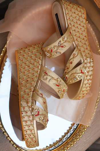 Buy_Shradha Hedau Footwear Couture_Gold Sunheri Zardozi Embroidered Wedges 