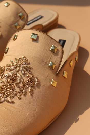 Buy_Shradha Hedau Footwear Couture_Beige Ved Metallic Crest Slip-on Mules 
