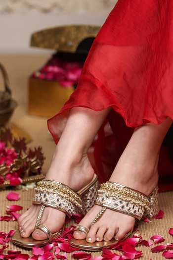 Buy_5elements_Gold Tavishi Embroidered Kolhapuri Heels 