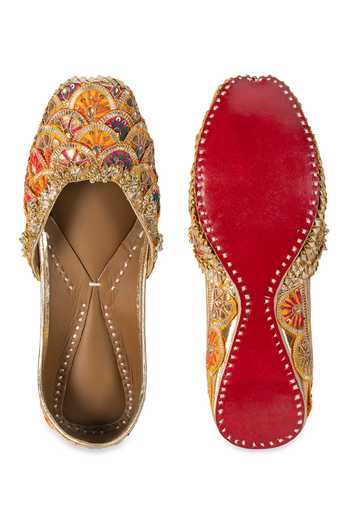 5elements Vireya Embroidered Juttis 
