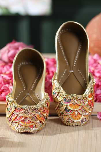 5elements Vireya Embroidered Juttis 