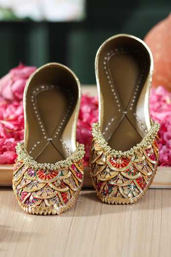 5elements Vireya Embroidered Juttis 