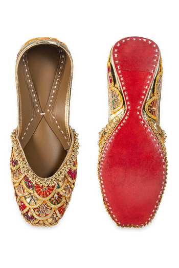 5elements Vireya Embroidered Juttis 