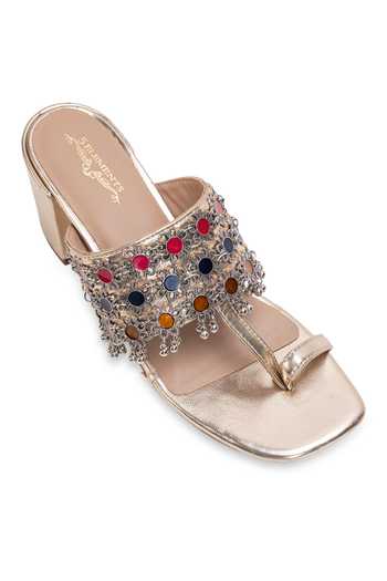 Shop 5elements Gold Mehrasa Embroidered Kolhapuri Heels Shop_5elements_Gold Mehrasa Embroidered Kolhapuri Heels