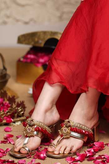 Buy 5elements Gold Suryana Embroidered Kolhapuri Heels Buy_5elements_Gold Suryana Embroidered Kolhapuri Heels