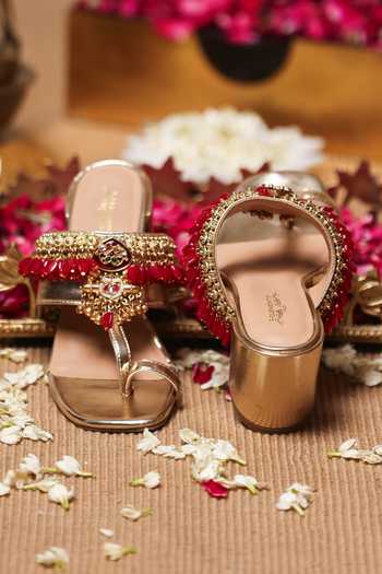 Shop 5elements Gold Suryana Embroidered Kolhapuri Heels Shop_5elements_Gold Suryana Embroidered Kolhapuri Heels