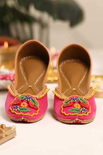 5elements Gulnaar Embroidered Juttis 