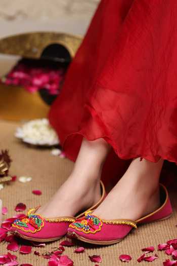 Buy_5elements_Pink Gulnaar Embroidered Juttis 