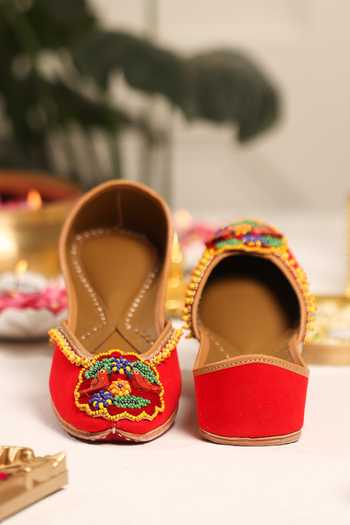 Buy_5elements_Red Surkhgul Embroidered Juttis 