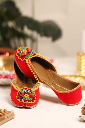 Shop_5elements_Red Surkhgul Embroidered Juttis 