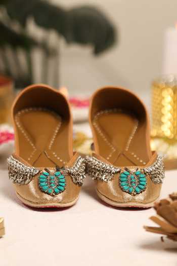 5elements Tavishi Embroidered Juttis 