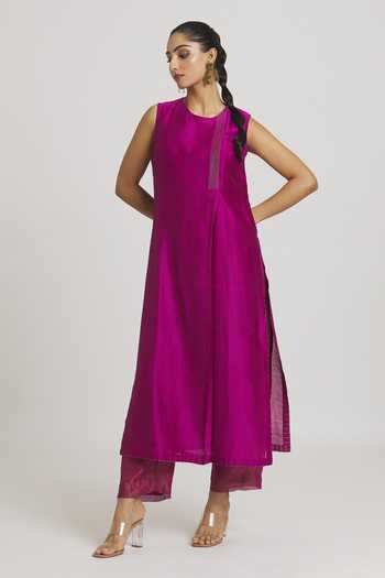 Urvashi Kaur_Fuchsia Silk Zari Metallic Woven Pant _at_Aza_Fashions