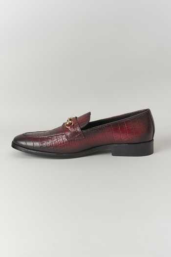 SALIL BHATIA Burgundy Croc Embossed Leather Loafers Online at Aza Fashions SALIL BHATIA_Burgundy Croc Embossed Leather Loafers _Online_at_Aza_Fashions