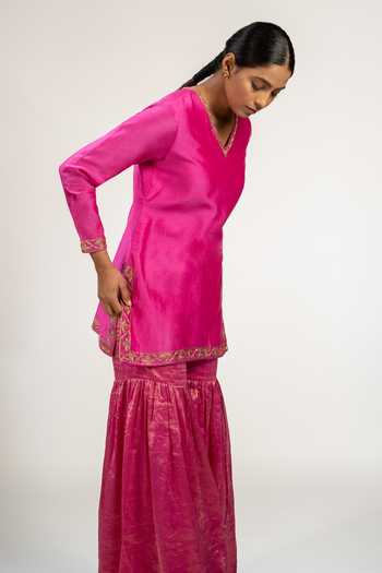 KAJAL AGRAWAL Pink Silk, , Silk, Organza V-neck Handwoven Kurta Set Online at Aza Fashions KAJAL AGRAWAL_Pink Silk, , Silk, Organza V-neck Handwoven Kurta Set _Online_at_Aza_Fashions