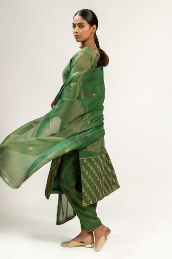 KAJAL AGRAWAL Green Chanderi Scoop Neck, Yes Handwoven Zari Kurta Set Online at Aza Fashions KAJAL AGRAWAL_Green Chanderi Scoop Neck, Yes Handwoven Zari Kurta Set _Online_at_Aza_Fashions