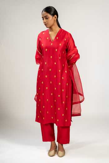 KAJAL AGRAWAL Red Chanderi Silk, Organza V-neck, Yes Handwoven Kurta Set Online at Aza Fashions KAJAL AGRAWAL_Red Chanderi Silk, Organza V-neck, Yes Handwoven Kurta Set _Online_at_Aza_Fashions